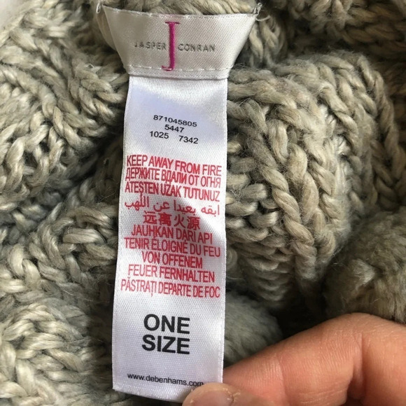 ☀️Gray Knit Pom Pom Infinity Scarf - Picture 4 of 4